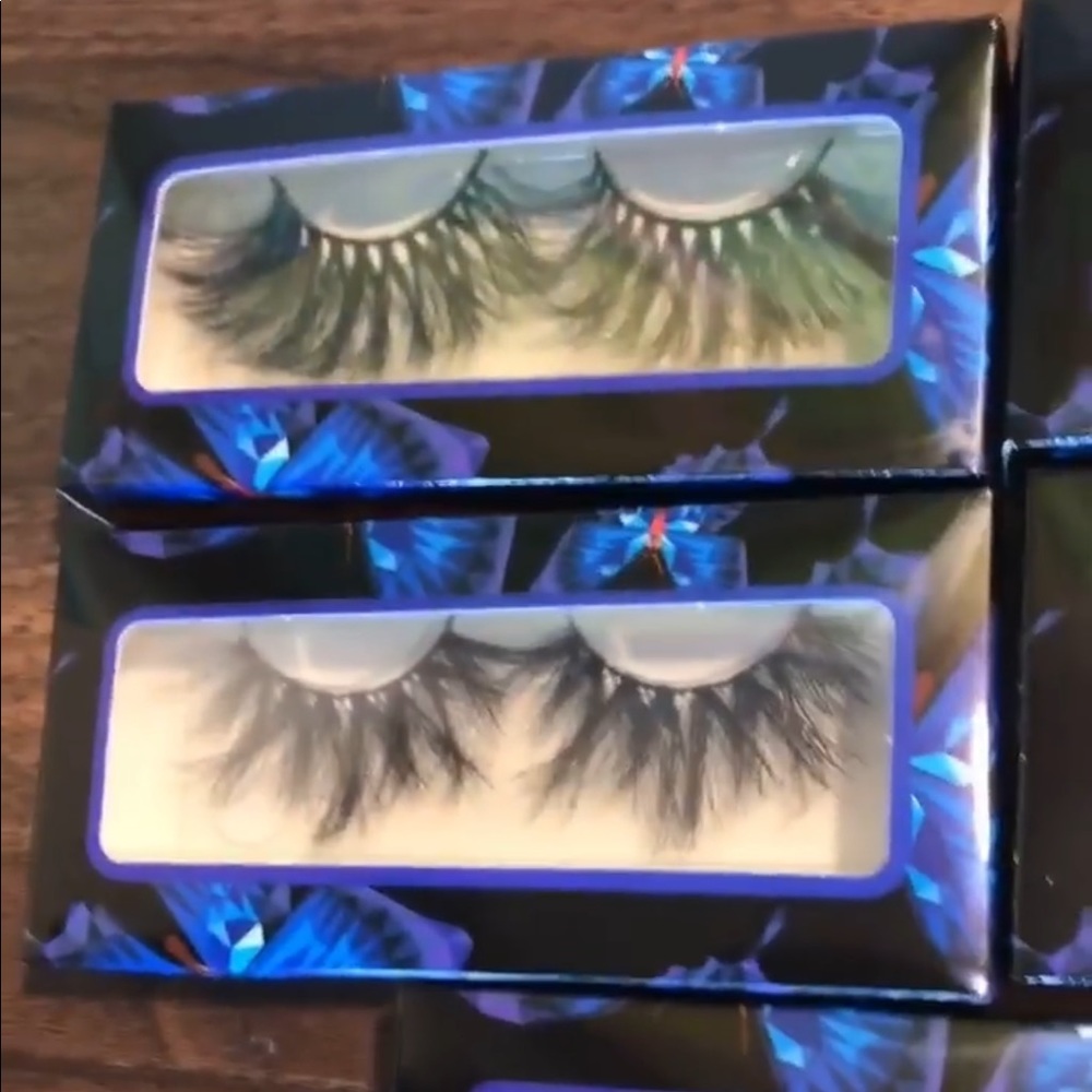 I’m selling mink eyelashes.